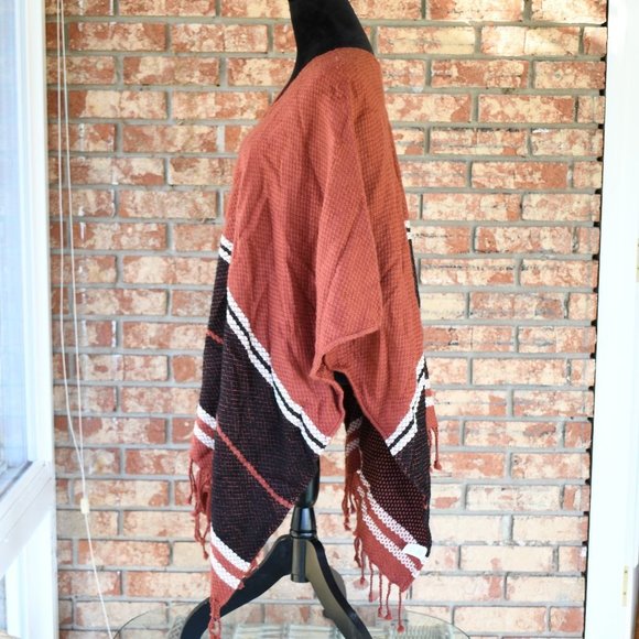 TREASURE Bond Poncho - Picture 4 of 7